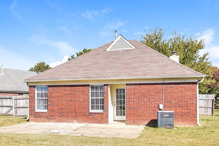 Building Photo - 5397 Kayla Dr