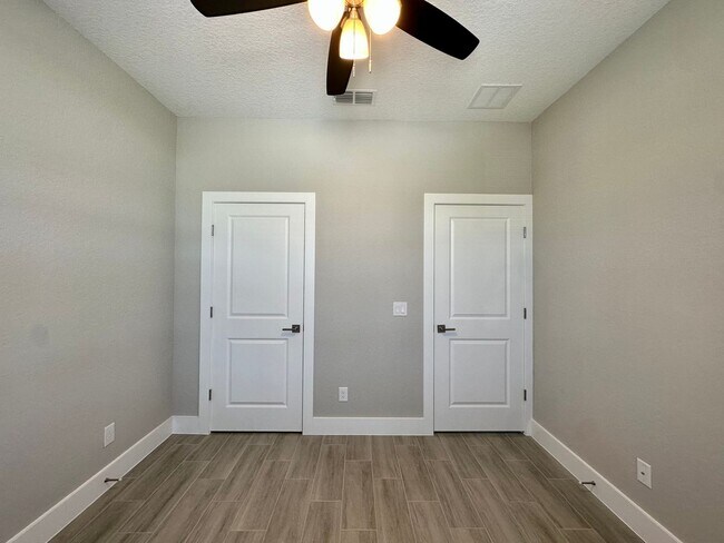 Building Photo - Brand New Modern Duplex !