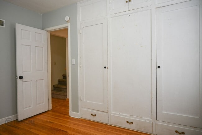 Building Photo - Large 6 Bedroom Home for Rent! Great Location on University!