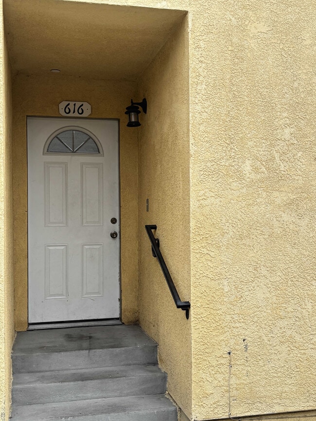 Building Photo - 616 E 84th Pl