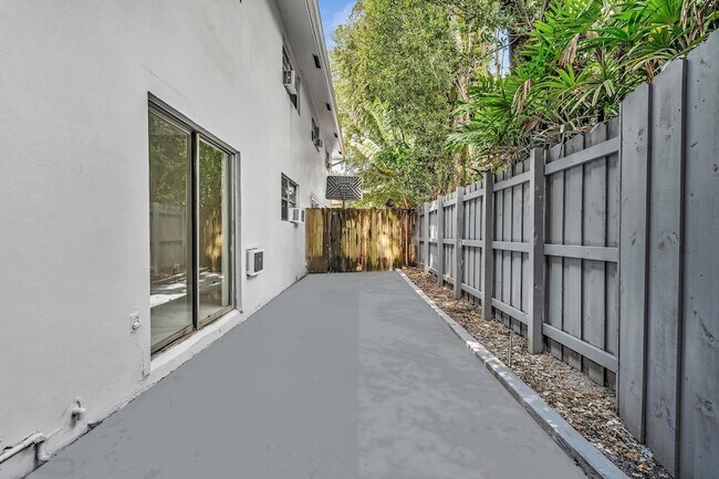 Building Photo - 626 SW 14th Ave