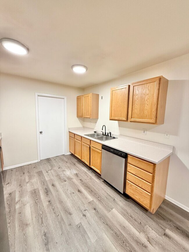 Building Photo - 636 E Clarion Dr