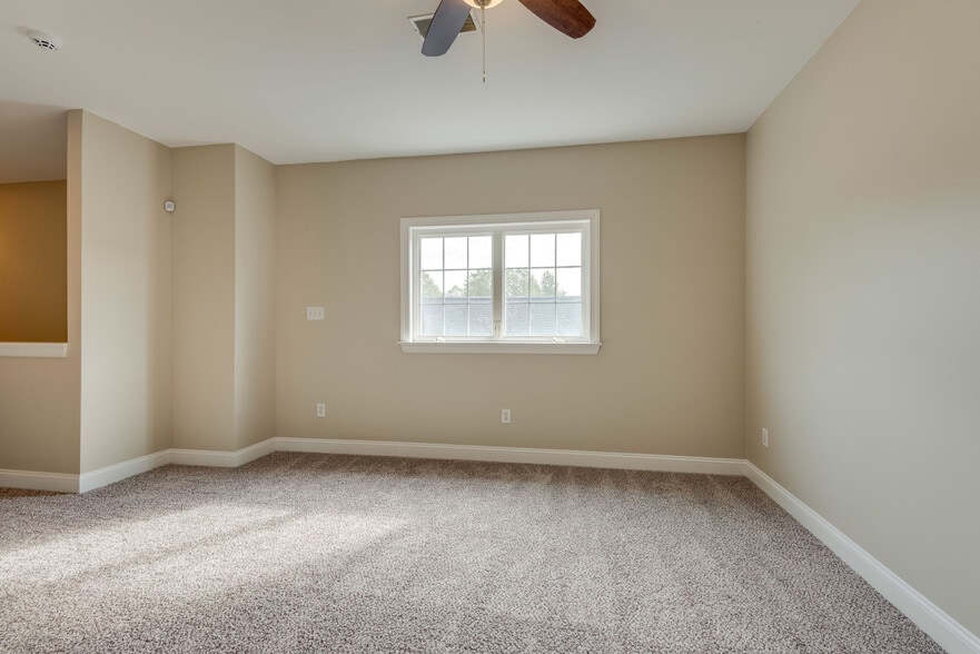 Building Photo - 618 Springlake Dr