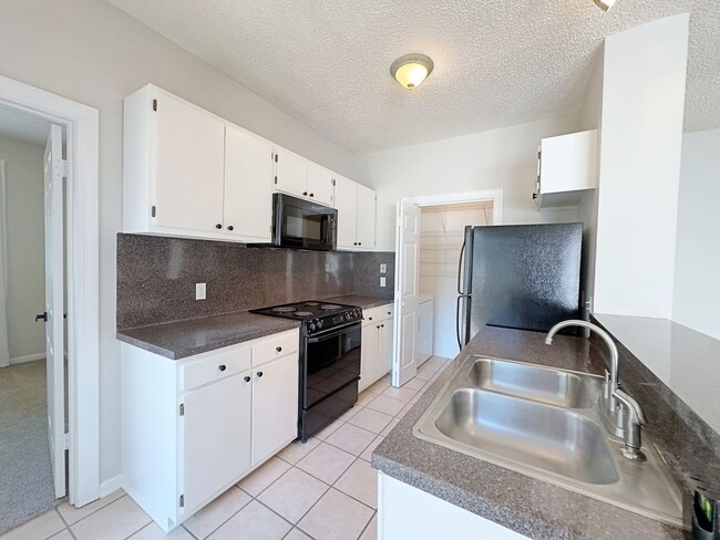Building Photo - Welcome to this charming 2-bedroom, 2-bath...