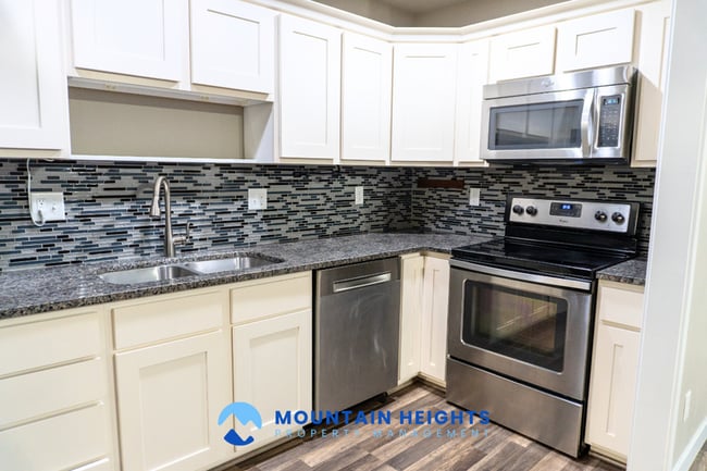 Primary Photo - 858 Cecina Ct