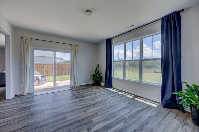 Building Photo - Luxurious 3 bedrooms 2.5 bath home in Nort...