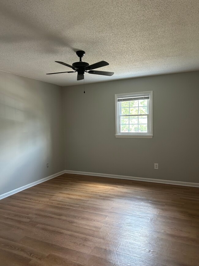 Large bedroom - 208 Northpoint Ave Unit F