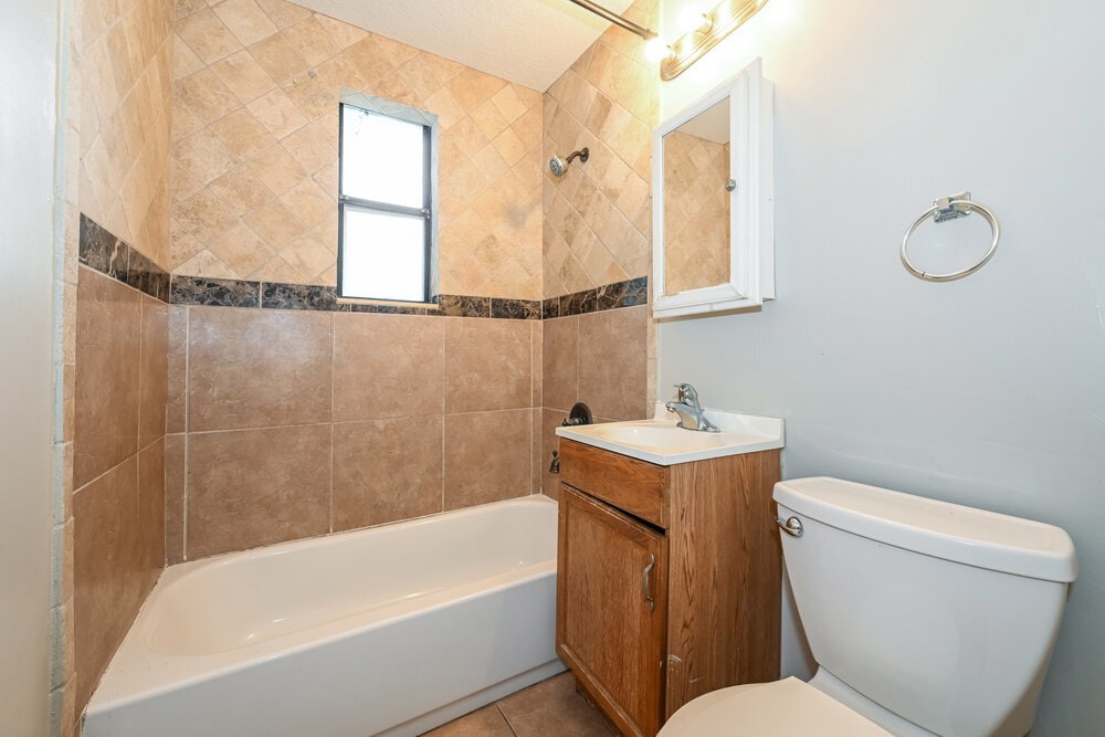 Building Photo - 2611 Lowes Pl