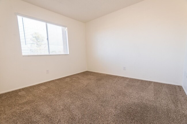 Building Photo - Cozy Condo! 2 Bedroom, 1 Bath, Washer & Dr...