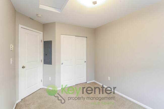 Building Photo - **Rent Incentive** Premier 3-Bed Home in a Coveted Seattle Community