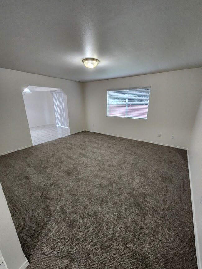 Building Photo - Spacious 3-Bed Duplex Retreat in Tacoma: 1...