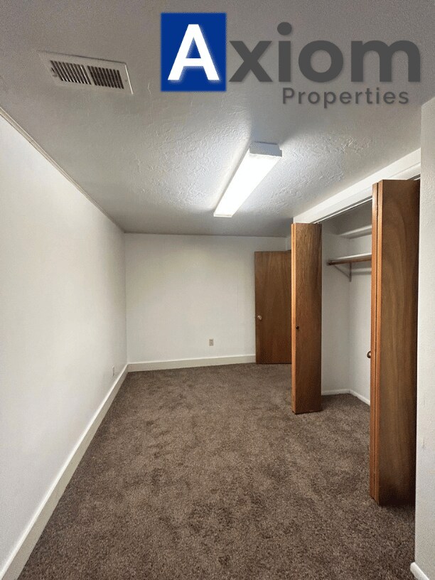 Building Photo - 1005 1/2 Park Lane-