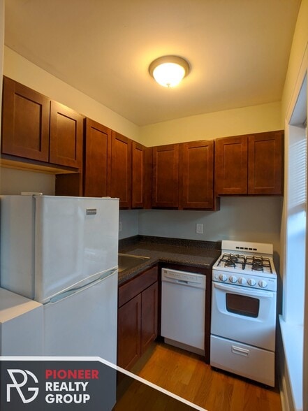 Building Photo - 835 W Wolfram St