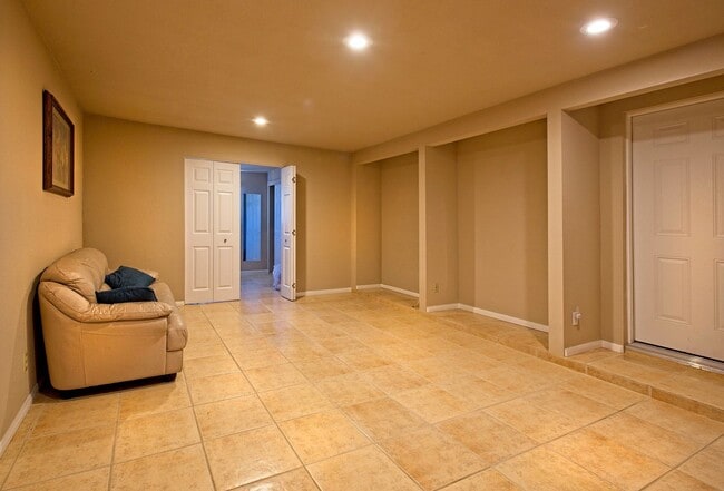 Building Photo - Clean and Airy Casita with Tons of Storage!