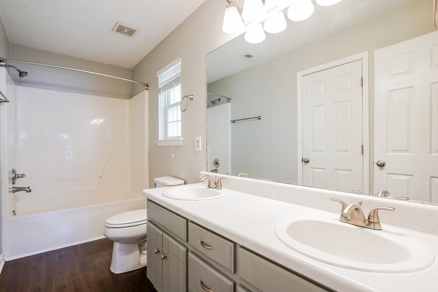 Building Photo - 404 Barking Dr