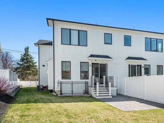 Building Photo - 114 Church St