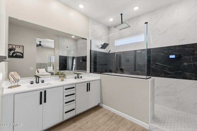 Building Photo - 5041 E Woodridge Dr