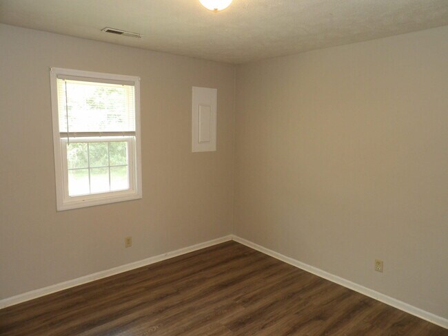 Building Photo - 204 Landings Dr