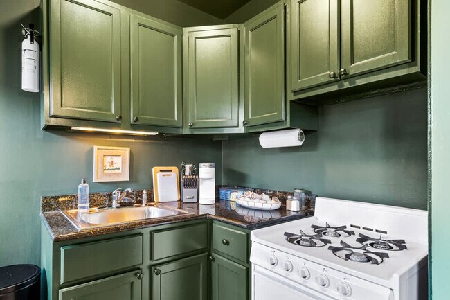 Building Photo - 927 W Oakdale Ave