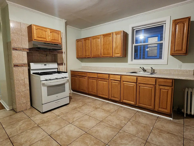 Building Photo - 563 E 24th St