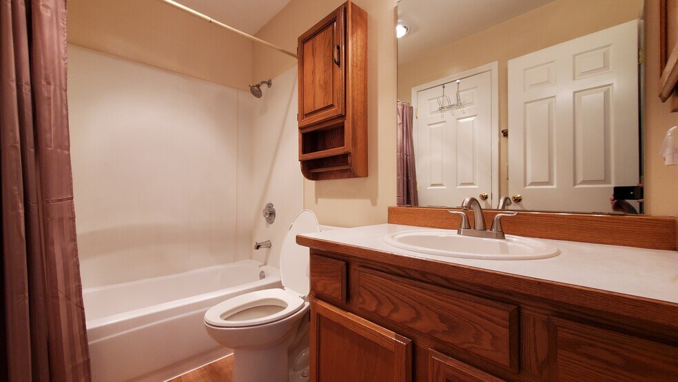 Building Photo - 209 E 18th Ave