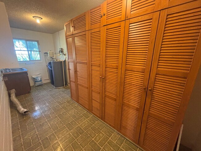 Building Photo - Forest of Golden Hills 3/2/2 ***Hidden Gem***