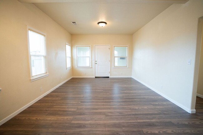 Building Photo - Charming Bungalow in Henderson Center!