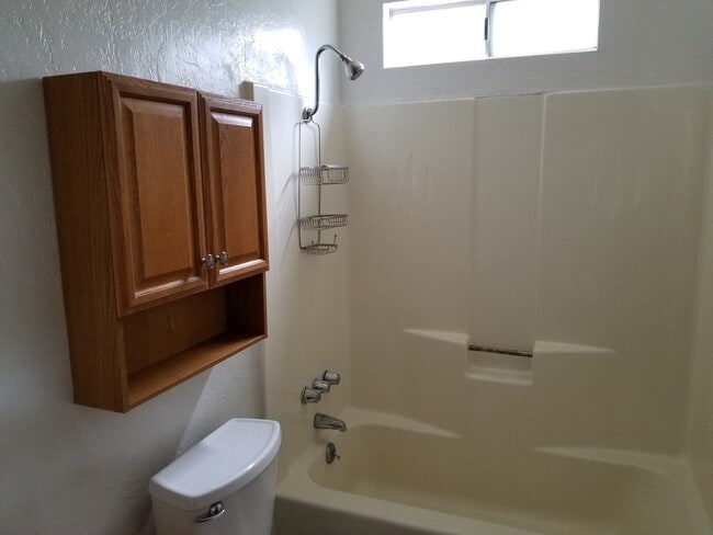 Building Photo - 2 bedroom with 1 bath