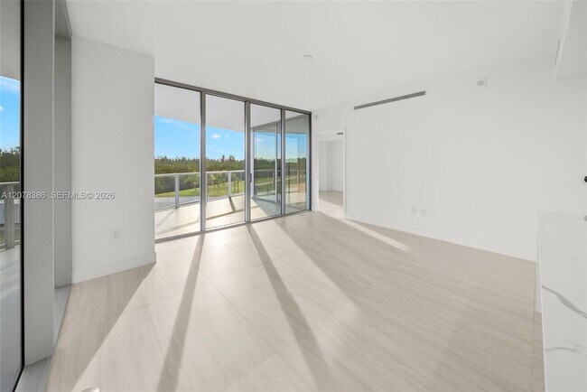 Building Photo - 2411 Laguna Cir