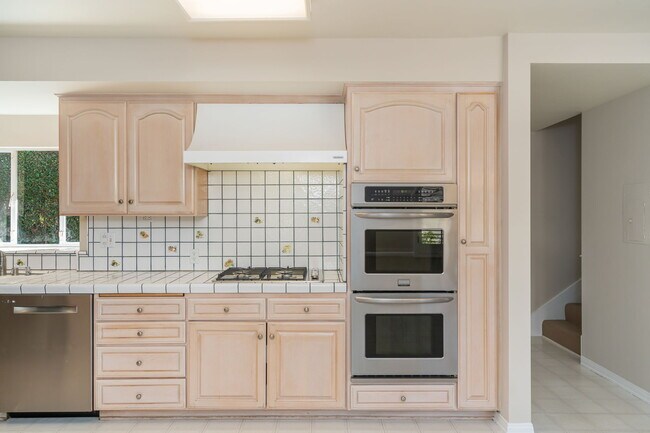 Building Photo - 14972 Camarosa Dr