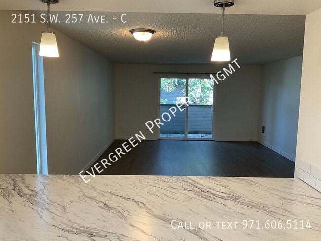 Building Photo - Freshly Renovated 2 BD x 1 BTH | Amazing D...