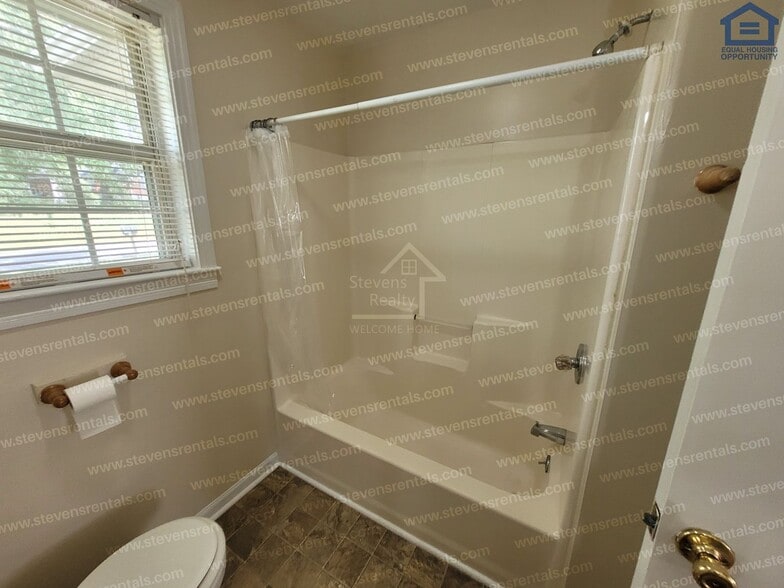 Building Photo - 205 E 13th St