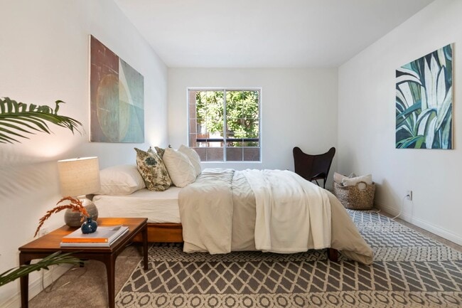 Building Photo - Great Woodland Hills Location!