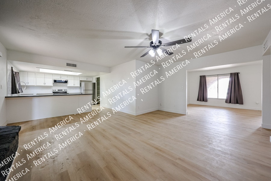 Building Photo - 10642 N 47th Dr