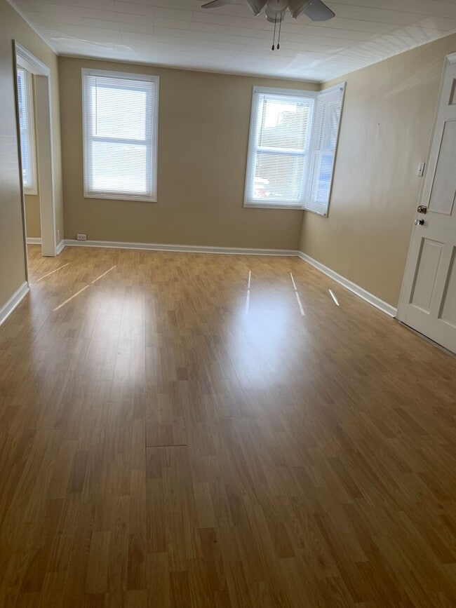 Building Photo - 2 Bedroom/1 bath Brick Duplex  Kingsport, TN