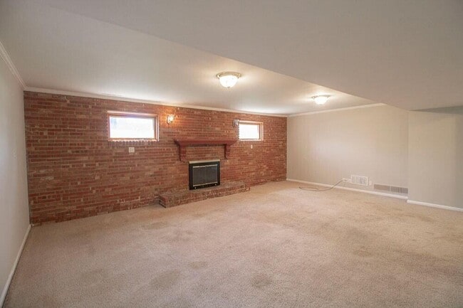 Building Photo - 2207 Bushnell Dr