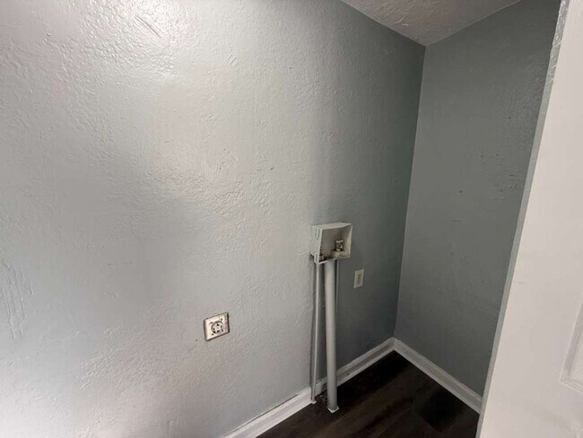 Building Photo - Cozy 3/1 House | Apply for FREE This Holiday Season!