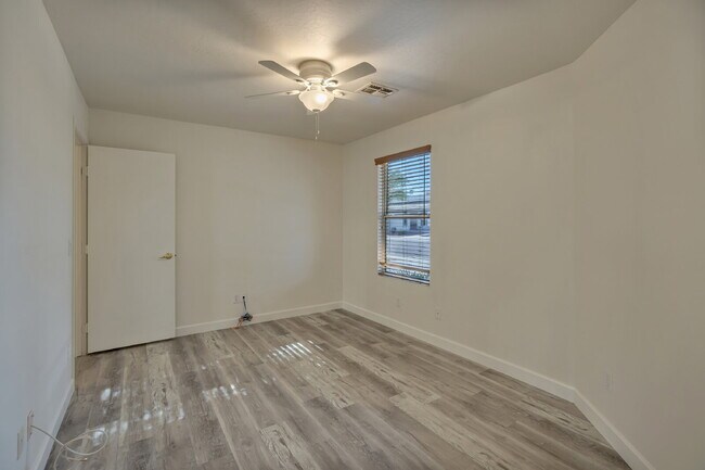 Building Photo - Very  nice quiet location near the 51 and ...