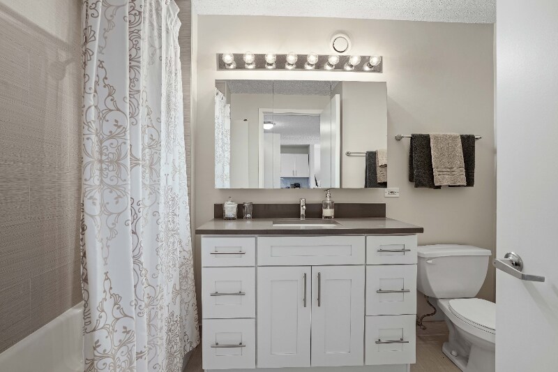 Building Photo - 578 N State St