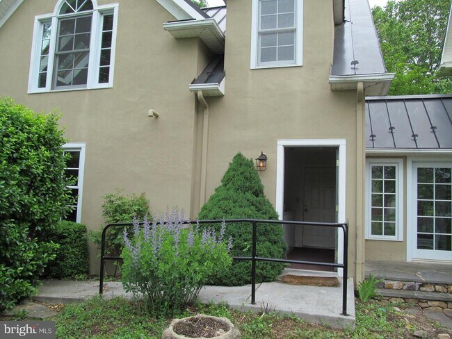 Building Photo - 1654 Milldale Rd