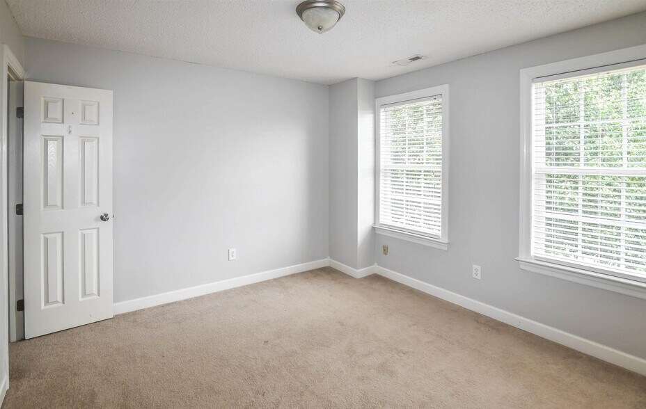 Building Photo - 105 Knotting Pl