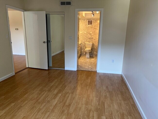 Building Photo - 404 Paradise Rd