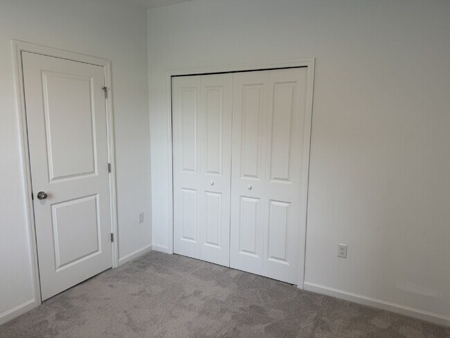 Building Photo - "Spacious 4-Bed Oasis with Granite Finishes & Guest Suite in Jacksonville!"