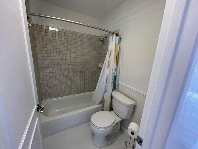 Building Photo - Beautiful 2 bedroom, 2 bath townhome