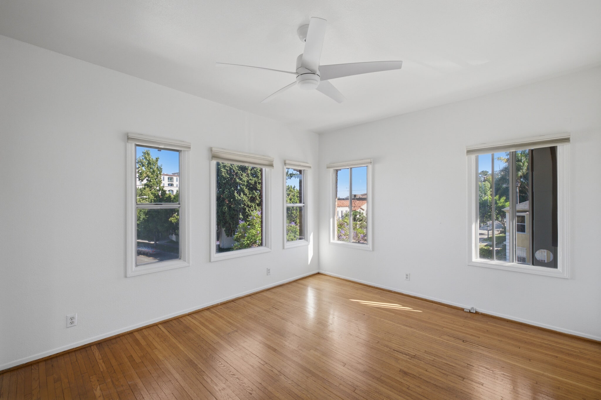 Building Photo - 1097 S Orange Dr