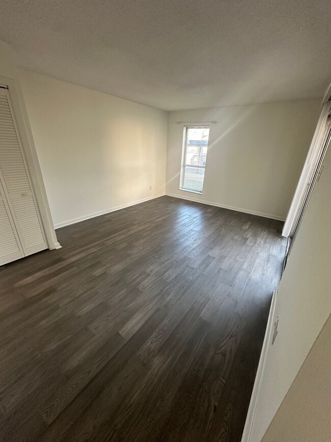 Building Photo - 2BD/1.5BA Townhouse located on the Germant...