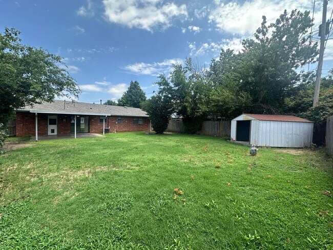 Building Photo - 4844 Woodview Dr