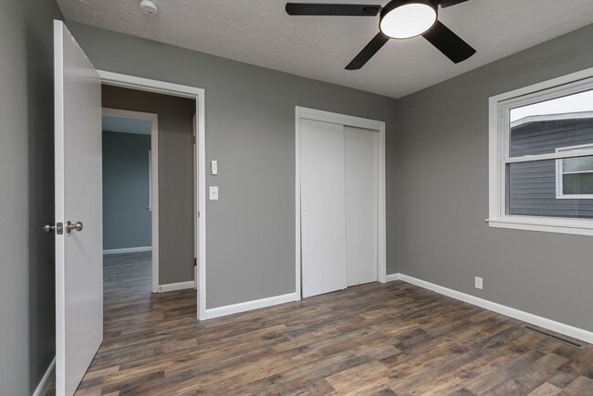 Building Photo - SOUTH SPRINGFIELD HOME (Kickapoo and Cherokee Schools) -- 3 Bed | 1.5 Bath | 2 Car Garage -- LARG...