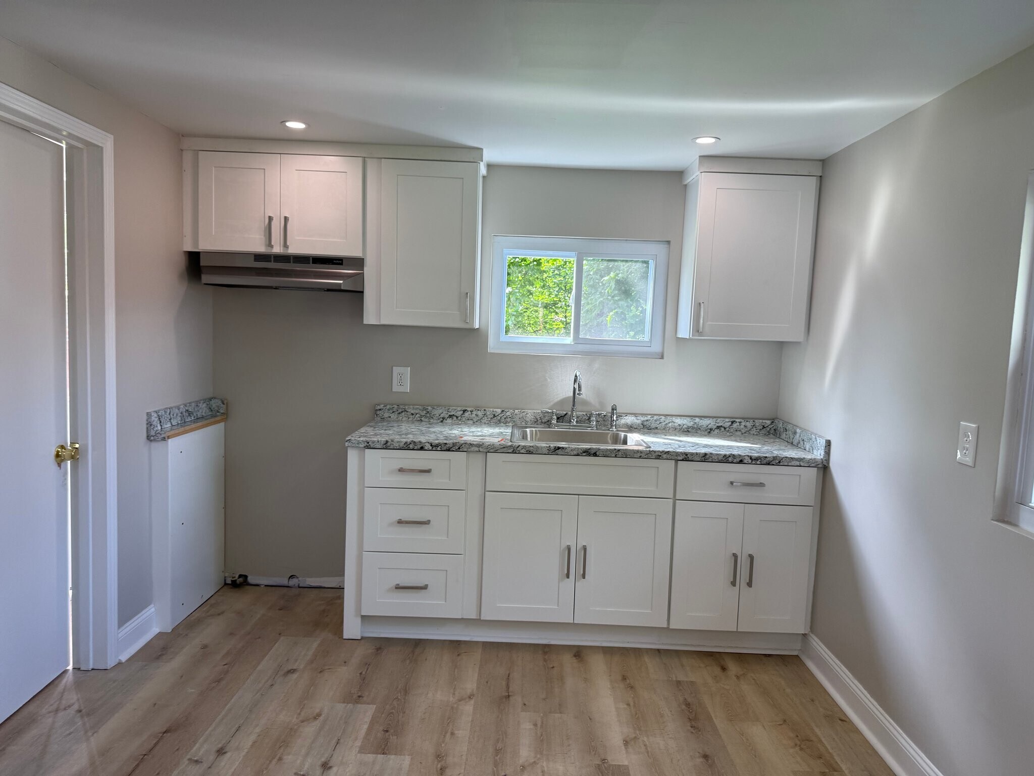 Building Photo - 733 Memory Ln