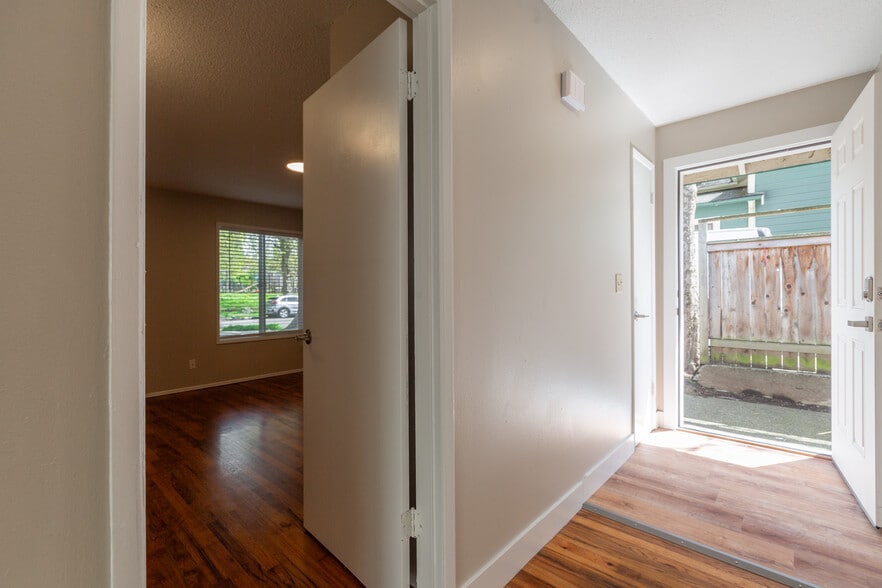 Building Photo - 2531 SE 27th Ave